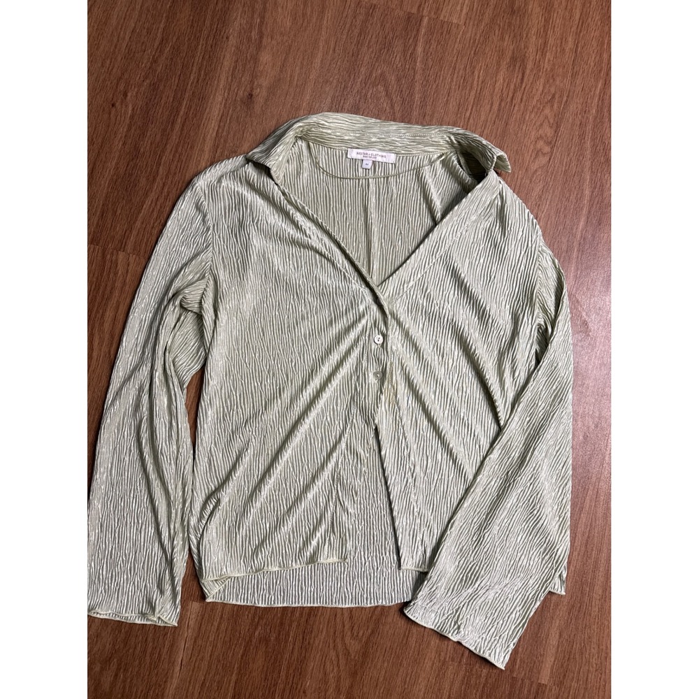 Nectar Clothing Sage Green Plisse Long Sleeve Button‎ Front V-Neck Blouse Medium
